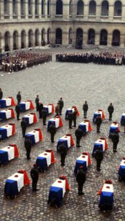 Attentat du Drakkar : une Nation unie dans le souvenir 🕯️ 

📍 Beyrouth, 23 octobre 1983.
À l’aube, le souffle d’une explosion déchire le silence. Sous les décombres du Drakkar, 55 soldats du @1er_rcp et 3 du 9ème Régiment de Chasseurs Parachutistes venus défendre la paix, au nom d’une promesse faite à la France, perdent la vie. 

Cette tragédie, ancrée dans nos mémoires, a marqué à jamais leurs familles, leurs frères d’armes et toute une Nation. 42 ans plus tard, la douleur demeure, mais leur courage et leur engagement pour la France continuent de nous inspirer.
 
🕊️ En ce jour de commémoration, nous nous inclinons avec respect devant la mémoire de ces héros et adressons nos pensées les plus sincères à leurs familles et à leurs camarades blessés.
 
Le Bleuet de France perpétue leur mémoire et poursuit sa mission d’aide auprès de ceux qui restent. Ensemble, veillons à ce que leur sacrifice ne soit jamais oublié.
 
Chaque geste compte 👉 lien en bio

© STF, AFP

#BleuetdeFrance #Drakkar #Liban #Mémoire #militaire #ceuxquirestent