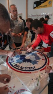 🔹 Construction, Reconstruction et Cohésion

« Même si la reconstruction par le sport est bénéfique, l’alternative de l’art apporte aussi une autre forme de reconstruction. »

Organisé par le @sportsdefense le challenge « Ad Victoriam » va bien au-delà de la performance sportive.

Au CNSD, dans le tout nouveau « Village des blessés », les participants retrouvent l’énergie, la confiance et le lien.
Parce que la reconstruction ne passe pas seulement par l’effort, le stage associe désormais activités physiques, culturelles et artistiques.
Cette année, les blessés ont entamé la création d’un Bleuet en mosaïque, symbole de mémoire et d’espoir.

Au fil des tesselles, le Bleuet de France prend forme, fruit d’un geste collectif, porteur d’humilité et de fraternité.
Il grandira encore à chaque nouveau Challenge « Ad Victoriam », d’autres blessés viendront y ajouter leur touche, laissant une part d’eux-mêmes.

Le Bleuet de France est fier d’accompagner ce projet, fidèle à sa mission d’aide aux blessés.
Il soutient le Département des blessés militaires et des sports (DBMS) et les initiatives qui, comme celle-ci, ouvrent de nouvelles voies vers la reconstruction.

#ChallengeAdVictoriam #BleuetdeFrance #CNSD #SportsDéfense #militaire #reconstruction #mosaïque #solidarité