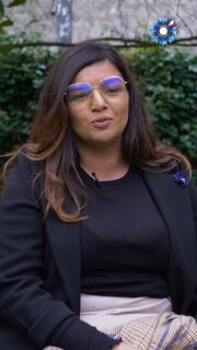 🎙️« On n’est pas blessé physiquement, mais on est blessé dans sa chair. »

Le 14 juillet 2016, Mouna et sa fille de 13 ans assistaient à leur premier feu d’artifice ensemble, sur la Promenade des Anglais à Nice.�Quelques minutes après le spectacle, la fête bascule dans l’horreur. En quatre minutes, un camion lancé sur la foule provoque la mort de 86 personnes et fait 458 blessés, mais aussi des milliers de traumatisés et une ville meurtrie.

Le choc, les images, l’incompréhension, puis, au lendemain, c’est la sidération pour Mouna.�Des mois plus tard encore : la peur de sortir, l’angoisse au moindre bruit, les insomnies, les questions sans réponse.�Pour elle et sa fille, la reconstruction a été longue, accompagnées par les psychologues, puis soutenues par les équipes du Bleuet de France et de l' @onacvg , elles ont peu à peu retrouvé des repères.
Aujourd’hui, Mouna témoigne pour toutes celles et ceux qui portent en eux des blessures invisibles.

Le Bleuet de France accompagne chaque année des milliers de victimes, de militaires blessés, de familles endeuillées.�

Grâce à votre soutien, cet élan de solidarité continue d’exister.