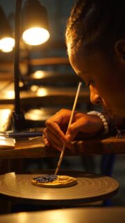 Ils façonnent la mémoire 🔵 

Inspirés par le voyage marquant de leurs ainés en Pologne, sur les traces de la Seconde Guerre mondiale, des élèves du CAP Décoration en céramique du @lyceelinitiative ont décidé de créer des bleuets en céramique, transformant le souvenir en œuvre d’art.

Chaque fleur est modelée, décorée et émaillée à la main dans les ateliers de l’école. Ces pièces uniques seront d’ailleurs offertes lors des portes ouvertes du lycée en mars prochain !

👏 Un magnifique projet collectif, alliant savoir-faire artisanal, sensibilité et devoir de mémoire ⬆️