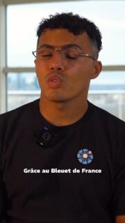 🎙️ « La seule façon d’échouer, c’est d’abandonner avant d’avoir réussi. »

À 19 ans, @sulaymankhalef s’engage au @1errhp de Tarbes.
En juillet 2020, il est projeté au Mali dans le cadre de l’opération Barkhane où il intervient sur des terrains sensibles : missions de reconnaissance, protection de convois, sécurité des populations civiles.
Le 5 septembre 2020, son véhicule blindé léger saute sur un engin explosif improvisé.

Blackout. 
Désorientation. 
Paraplégie.

Plus tard, il apprend le pire : Sébastien et Arnaud, ses frères d’armes, y ont laissé leur vie.

Parce qu’il leur a fait une promesse silencieuse, Sulaymân s’accroche.
« Le jour où j’ai appris le décès de mes deux camarades, tout a changé. Mon combat, je le mène pour moi et pour eux. »

Le sport devient son nouveau terrain d’engagement : préparation avec d’autres blessés, efforts, objectifs, retours en arrière et nouvelles victoires.
En 2023, à Düsseldorf, il porte les couleurs de l’équipe de France aux Invictus Games, compétition réservée aux militaires blessés (créée par le Prince Harry), où sont célébrés l’effort, la cohésion et la résilience plus que les podiums.
Handbike, rameur, sports collectifs : Sulaymân repart multimédaillé.

Aujourd’hui, il témoigne pour soutenir celles et ceux qui se relèvent et qui ont besoin de notre soutien.
 
💙 Le Bleuet de France accompagne chaque année des milliers de victimes, de militaires blessés, de familles endeuillées.

Grâce à votre soutien, la solidarité reste vivante : lien en bio 

➡️ Témoignage entier à retrouver sur notre chaîne YouTube 

#BleuetdeFrance #11novembre #solidarité #témoignage #militaire #barkhane