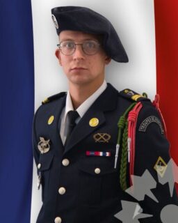 🕊️ C’est avec une profonde tristesse que nous apprenons la disparition du caporal Jimmy Gosselin, du @7ebca, décédé en mission en Guyane lors d’une opération contre l’orpaillage illégal.

Déployé depuis le 25 septembre dans le cadre de l’opération Harpie, il participait à une patrouille en appui des forces de sécurité intérieure lorsqu’il a été emporté par les eaux vives d’un cours d’eau. 
Malgré 21 heures de recherches intenses, son corps a été retrouvé sans vie.

À travers son courage et son sens du devoir, le caporal Jimmy Gosselin incarnait l’engagement le plus pur : celui de servir la France jusqu’au bout, loin des siens.

Nos pensées accompagnent sa famille, ses proches, ses frères d’armes et tous ceux qui pleurent sa perte 🙏 

Alors que Noël approche, sa disparition rappelle que, pour nombre de nos soldats et de leurs familles, cette période de partage est aussi un temps d’absence et de souvenir.

🤝 Le Bleuet de France reste auprès d’eux. En faisant un don, vous transformez la douleur en solidarité et faîtes renaître l’espérance là où tout semble brisé. 

Pour nous permettre de poursuivre nos actions, votre soutien est vital. Militaires blessés, victimes du terrorisme, pupilles de la Nation et familles en deuil : tous ont besoin de vous. 

Pour faire un don ➡️ lien en bio