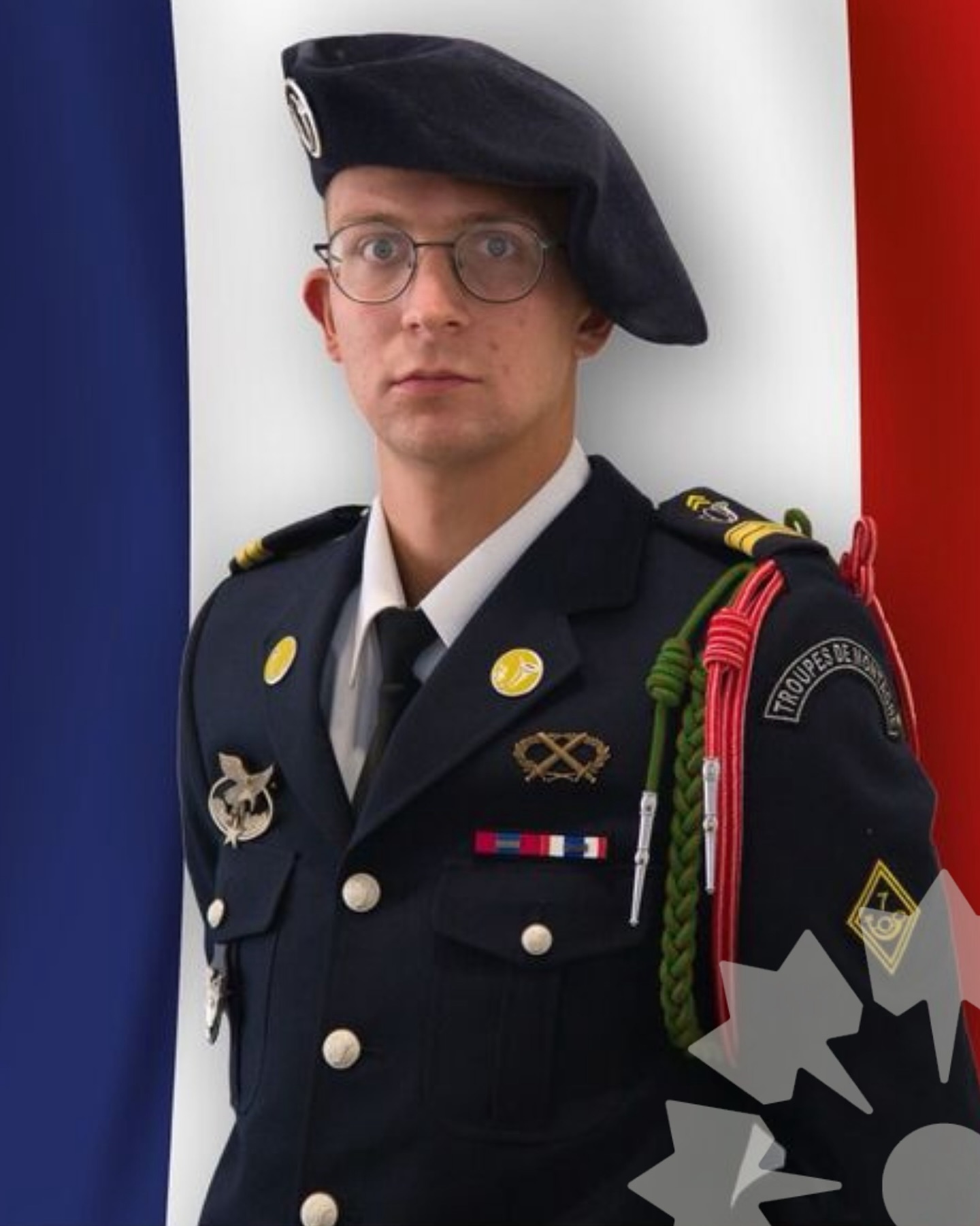 🕊️ C’est avec une profonde tristesse que nous apprenons la disparition du caporal Jimmy Gosselin, du @7ebca, décédé en mission en Guyane lors d’une opération contre l’orpaillage illégal.

Déployé depuis le 25 septembre dans le cadre de l’opération Harpie, il participait à une patrouille en appui des forces de sécurité intérieure lorsqu’il a été emporté par les eaux vives d’un cours d’eau. 
Malgré 21 heures de recherches intenses, son corps a été retrouvé sans vie.

À travers son courage et son sens du devoir, le caporal Jimmy Gosselin incarnait l’engagement le plus pur : celui de servir la France jusqu’au bout, loin des siens.

Nos pensées accompagnent sa famille, ses proches, ses frères d’armes et tous ceux qui pleurent sa perte 🙏 

Alors que Noël approche, sa disparition rappelle que, pour nombre de nos soldats et de leurs familles, cette période de partage est aussi un temps d’absence et de souvenir.

🤝 Le Bleuet de France reste auprès d’eux. En faisant un don, vous transformez la douleur en solidarité et faîtes renaître l’espérance là où tout semble brisé. 

Pour nous permettre de poursuivre nos actions, votre soutien est vital. Militaires blessés, victimes du terrorisme, pupilles de la Nation et familles en deuil : tous ont besoin de vous. 

Pour faire un don ➡️ lien en bio