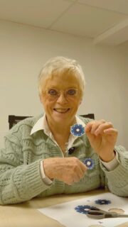 Pas eu le temps d’acheter votre Bleuet sur notre boutique ? 

Josy, fidèle bénévole du Bleuet de France, vous montre comment fabriquer le vôtre à la main, avec le cœur 💙 

✂️ Un DIY facile, créatif et plein de sens, à réaliser en famille : petits et grands pourront porter fièrement leur Bleuet lors des commémorations du 11 novembre 

👉 Partagez-nous les photos de vos créations !

Et si vous préférez un Bleuet assemblé par Josy elle-même, rendez-vous :
➡️ à l’atelier de confection du Bleuet aux Invalides
➡️ ou auprès des collecteurs lors des cérémonies

#BleuetdeFrance #DIY #homemade #militaire #solidarité #11novembre