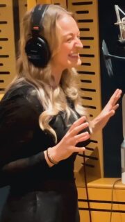 🎥 🎶 « On sera là », un clip pour unir les français les 11 et 13 novembre.

Une création signée Jean-Jacques Goldman pour les 100 ans d'un symbole de solidarité nationale

À l'occasion des commémorations du 11 novembre et du 10ème anniversaire des attentats de Paris (13 novembre 2015), le clip de la chanson du Bleuet de France, s'impose comme un ferment d'unité nationale.

Imaginé par Jean-Jacques Goldman « On sera là » est un hymne à la reconnaissance, au service de l’œuvre du Bleuet de France, symbole de solidarité et de résilience nationale envers les blessés, les familles endeuillées, les orphelins de guerre et les victimes d’attentats.

Tourné sous la direction du réalisateur @yannick_saillet, il révèle des images, en studio, de Jean-Jacques Goldman aux côtés des chanteurs @eloizmusic et @yvard_officiel.
Sa priorité : un message clair, sans ambiguïté, centré non sur les interprètes, mais sur le Bleuet de France, dans ce qu’il a de plus universel et intemporel.

Ce clip est un merci, une main tendue à nos 25 000 bénéficiaires 💙

Découvrez dès maintenant le clip... Rendez-vous en bio ⬆️