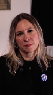 « La douleur ne peut pas être une information à prendre en compte sinon je ne survivrai pas »
Cette phrase est celle d’Elsa, survivante du Bataclan.
Le 13 novembre 2015, dans la fosse de la salle de concert, un des assaillants a tiré sur elle. En quelques instants, sa vie a changé. Elle croit rêver, pense être prisonnière d’un cauchemar. Elle a quitté la salle vivante, mais profondément marquée dans son corps et dans son esprit.
Après l’attentat, Elsa a découvert un monde qu’elle percevait désormais comme « tellement hostile ». Chaque geste du quotidien lui demandait un effort immense. Pourtant, elle a choisi de rester debout. Elle a mis en place ce qu’elle appelle « la stratégie des petits pas » pour se reconstruire : avancer un jour après l’autre, accepter ses fragilités, apprivoiser un corps blessé, retrouver peu à peu une place dans la vie.
De cette reconstruction lente et courageuse est né un projet artistique fort : un spectacle intitulé Corps étranger. Dans ce spectacle soutenu par le Bleuet de France, Elsa raconte son parcours psychique et corporel, les traces de la violence, les peurs qui reviennent, mais aussi la possibilité de se réinventer après l’horreur.
La mise en scène complète de Corps étranger aura lieu en 2026. Cependant, pour les 10 ans des attentats de Paris, Elsa a déjà présenté une capsule de 15 minutes au Point Éphémère, à Paris. Un moment qui a permis au public d’entendre le récit d’une survivante et de mesurer à quel point la mémoire et la solidarité sont toujours aussi importantes, même dix ans après.
En ce 13 novembre 2025, date symbolique s’il en est, nous pensons à Elsa, à toutes les victimes du Bataclan, aux blessés, aux familles endeuillées et à toutes les personnes touchées par les attaques du 13 novembre 2015.
Le Bleuet de France ne vit que de dons et a besoin de vous pour continuer d’aider les militaires blessés, les victimes du terrorisme, les pupilles de la Nation et les familles endeuillées dans leur chemin de reconstruction.
Chaque geste compte ➡️ lien en bio
#BleuetdeFrance #13novembre #Bataclan #13novembre2015