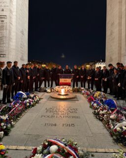 🏉 Engagés sur tous les terrains.
Au lendemain des cérémonies du 11 Novembre et à la veille des commémorations des attentats du 13 novembre, le XV de France a pris part, sous l’Arc de Triomphe, à la cérémonie du ravivage de la flamme du Soldat inconnu.
Un moment fort, où les valeurs du rugby d’engagement de respect et de transmission rencontrent celles de la mémoire nationale.
La cérémonie s’est tenue en présence de Alice Rufo, ministre déléguée auprès de @catherinevautrin__, ministre des Armées et des Anciens combattants, du général de corps d’armée Loïc MIZON, @gouvmiliparis et du général de division François-Xavier Poisbeau, secrétaire général de la @gardenatfr.
À l’issue de la cérémonie, les joueurs ont offert au Bleuet de France, un maillot dédicacé par toute l’équipe.
Merci infiniment à @francerugby pour ce beau geste.