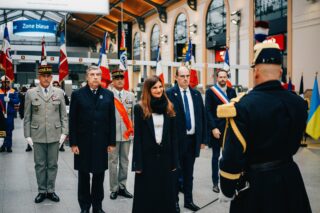 🇫🇷 La mémoire a trouvé sa place au cœur de la gare Saint-Lazare.
Au lendemain du 11 novembre, la gare a accueilli, ce mercredi, une cérémonie rassemblant Vadym Omelchenko, Ambassadeur d’Ukraine en France, Jean Castex, président-directeur général de la SNCF, le général d’armée (2S) Thierry Burkhard, délégué national de l’ @ordredelaliberation, Alice Rufo, ministre déléguée auprès de @catherinevautrin__, ministre des Armées et des Anciens combattants, Patrick Remm, président du Bleuet de France et le @gouvmiliparis, le général de corps d’armée Loïc MIZON.
Ils étaient accompagnés par la Mairie de Paris ainsi que par la Mairie du 8ème arrondissement.
Un moment marqué par un dépôt de gerbes en hommage au sacrifice des 7 500 cheminots tombés au cours de la Première Guerre mondiale, et des plus de 10 000 cheminotes et cheminots morts au combat, fusillés ou déportés pendant la Seconde Guerre mondiale.
La cérémonie a été portée par la présence de plusieurs orchestres militaires qui ont fait vibrer la gare.
Dans 19 gares de France, les stands du Bleuet de France ont permis de poursuivre la mobilisation, de rencontrer les voyageurs et de faire vivre ce symbole de solidarité nationale. Ces stands seront présents jusqu’à demain dans vos gares : Paris (Lyon, Nord, Est, Montparnasse, Saint-Lazare, Austerlitz), Lille (Europe & Flandres), Lyon Part-Dieu, Bordeaux Saint-Jean, Nantes, Strasbourg, Toulouse Matabiau, Montpellier Saint-Roch, Metz, Amiens, Dijon, Nice et Saint-Raphaël.
Merci au @groupesncf et à @gares_connexions pour leur soutien et leur mobilisation exemplaire tout au long de cette opération.