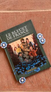 💬Le Bleuet se raconte en BD.
Aujourd’hui, nous ne lançons pas seulement une bande dessinée.
Nous lançons un livre de transmission, un livre de mémoire, un livre de solidarité nationale.
À travers cet ouvrage, publié à 10 000 exemplaires à l’occasion du centenaire du Bleuet de France, nous avons voulu non seulement raconter une histoire, mais faire ressentir ce qu’est le devoir de mémoire, et surtout ce que signifie la solidarité nationale, aujourd’hui encore.
📚 Cette BD nous entraîne à travers :
• la naissance du symbole dans les tranchées,
• la transmission entre générations,
• les parcours de reconstruction de nos bénéficiaires, militaires, forces de sécurité, civils et victimes d’attentats,
• et enfin, la force vivante du devoir de mémoire.
Écrit par le scénariste Éric Corbeyran, ce livre prend vie grâce à un collectif de dessinateurs d’exception : Luc Brahy, Horne Perreard , Aurélien Morinière, Didier Pagot, Filippo Rizzu, NURIA SAYAGO, Gianenrico Bonacorsi, Luca Malisan et Erwan Seure Le Bihan, chacun apportant un style graphique singulier et une sensibilité propre au service d’un récit commun.
🔷 Merci à l’équipe du Bleuet de France d’avoir porté pendant 1 an et demi ce projet.
Merci aux auteurs,
Merci aux dessinateurs,
Merci aux équipes de « Le Signe Éditions »
Merci aux témoins qui ont accepté de livrer leur histoire,
et merci à tous ceux qui, par leur soutien, permettent au Bleuet de France de continuer à fleurir dans les mains de chaque génération.