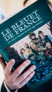 Pour connaître la suite, rdv en bio ⬆️

#bleuetdefrance #bandedessinnée #cadeau #noel2025