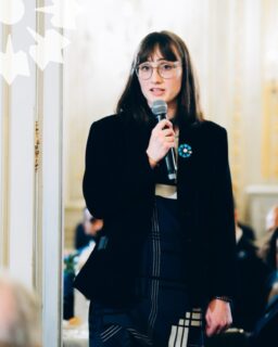 Quand la perte survient, la solidarité prend le relais 🤝
En ce début d’année, le Bleuet de France a versé les étrennes à 1 800 pupilles de la Nation, pour un montant total de 250 000 €.
Les pupilles de la Nation sont des enfants dont l’un des parents est mort ou gravement blessé au service de la France, lors d’un conflit, d’un acte de terrorisme ou dans l’exercice de ses fonctions. Créé en 1917, pour venir en aide aux 986 000 orphelins que la Première Guerre mondiale laisse derrière elle, ce statut engage la responsabilité durable de la Nation envers ces enfants.
Depuis près de 100 ans, le Bleuet de France accompagne les pupilles de la Nation dans la durée. Il intervient à différents moments de leur parcours : scolarité, études supérieures, formation, insertion professionnelle, projets de vie.
La remise des étrennes s’inscrit dans cette continuité.
Elle rappelle que la solidarité nationale se construit dans le temps et se traduit, chaque année, par des actions concrètes rendues possibles grâce à la mobilisation collective autour du Bleuet de France.
Pour que l’espoir continue, chaque geste compte ➡️ lien en bio
📸 @ange_prvst
#BleuetdeFrance #etrenne #2026 #solidarté