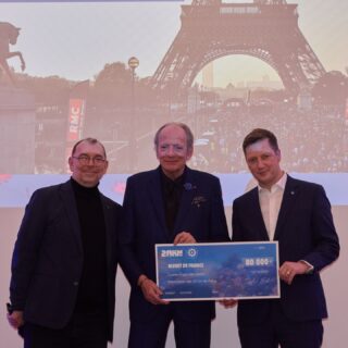 33 000 personnes qui courent pour le Bleuet de France ? 😳 

Pour sa 47ᵉ édition, les @20kmparis ont choisi d’associer leur course mythique au Bleuet de France, avec pour ambition de faire fleurir Paris à chaque foulée 🔵 

Sur la ligne de départ, près de&nbsp;33 000 coureurs&nbsp;se sont élancés au profit des&nbsp;militaires blessés, des&nbsp;victimes du terrorisme, des&nbsp;pupilles de la Nation&nbsp;et des&nbsp;familles endeuillées.

Le&nbsp;10 décembre dernier, Didier Eck, président des 20 km de Paris,&nbsp;a remis un chèque exceptionnel de&nbsp;80 000 €&nbsp;à Patrick Remm, président du Bleuet de France, ainsi qu’à Pierre-Emmanuel de Laforcade, directeur exécutif 🤝 

Ces fonds, issus d’une belle mobilisation collective, viennent renforcer nos actions et apporter un soutien&nbsp;humain et matériel&nbsp;à nos&nbsp;25 000 bénéficiaires.

Merci à toutes et à tous : bénévoles, partenaires, institutions et forces armées, mobilisés sur le parcours comme en coulisses. 

📸 @marcmellet & Alexis Lepanot