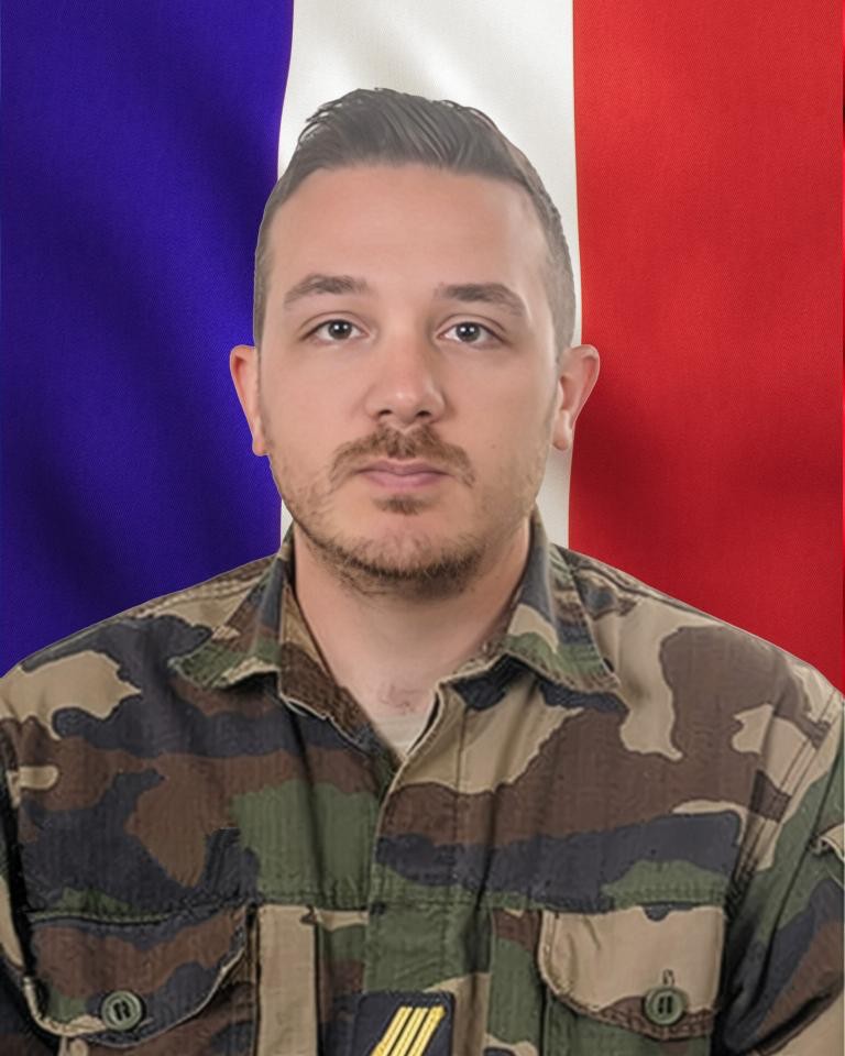 Ce lundi 16 février, le sergent-chef Thibaud Breteau s’est éteint des suites d’un accident survenu deux jours plus tôt, alors qu’il participait à une opération de manutention sur la base aérienne projetée française au Levant 🕯️ 
 
Déployé depuis le 16 janvier 2026 dans le cadre de l’opération « Chammal », il occupait la fonction de chef d’assemblage au sein de la division munitions.
Apprécié de sa hiérarchie et de ses camarades pour ses grandes qualités professionnelles et humaines, le sergent-chef laisse derrière lui une profonde tristesse, une Nation en deuil.
 
Le Bleuet de France s’incline avec respect devant la mémoire de ce militaire mort pour la France et adresse à sa famille, à ses proches et à ses frères d’armes ses pensées les plus sincères 🙏