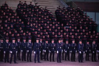 Jeudi 12 février - Baptême&nbsp;de&nbsp;la Filt 117, promotion « Bleuet&nbsp;de&nbsp;France »

Jeudi dernier, la 117e formation d’intégration&nbsp;des lieutenants (Filt 117)&nbsp;de&nbsp;l’@ecole_nationale_des_pompiers s’est réunie pour le baptême&nbsp;de&nbsp;sa promotion, moment solennel et structurant dans la tradition&nbsp;des officiers sapeurs-pompiers.

À l’issue&nbsp;de&nbsp;leur formation, 48 jeunes officiers ont reçu le sabre, symbole&nbsp;de&nbsp;commandement et d’engagement, marquant officiellement la fin&nbsp;de&nbsp;leur scolarité et leur entrée dans leurs futures responsabilités opérationnelles.

Les élèves officiers ont fait le choix fort&nbsp;de&nbsp;donner à leur promotion le nom&nbsp;de&nbsp;« Bleuet&nbsp;de&nbsp;France ».
Dans son discours, le président&nbsp;de&nbsp;la promotion a rappelé le sens&nbsp;de&nbsp;ce choix :
« Ce nom, nous l’avions choisi : symbole français&nbsp;de&nbsp;la mémoire et&nbsp;de&nbsp;la solidarité envers le monde&nbsp;des combattants,&nbsp;des blessés&nbsp;de&nbsp;guerre,&nbsp;des victimes du terrorisme et&nbsp;des pupilles&nbsp;de&nbsp;la République, il représentait nos valeurs faites&nbsp;de&nbsp;transmission&nbsp;de&nbsp;la mémoire et&nbsp;de&nbsp;solidarité intergénérationnelle ». Par ces mots, il a souligné combien le Bleuet&nbsp;de&nbsp;France incarne une fidélité aux anciens et un engagement envers les plus fragiles.

En adoptant ce nom, la Filt 117 a voulu inscrire son action dans cette continuité : servir, protéger, sauver&nbsp;des vies. Une mission qui fait écho à celle qu’ils exerceront&nbsp;demain sur le terrain, au service&nbsp;de&nbsp;nos concitoyens.

Le président du Bleuet&nbsp;de&nbsp;France, Patrick Remm, et son directeur général,&nbsp;Pierre-Emmanuel de Laforcade, ont assisté à cette cérémonie et ont été reçus par l’école et les élèves officiers.

Dans un moment&nbsp;de&nbsp;convivialité particulièrement marquant, la pucelle&nbsp;de&nbsp;la promotion leur a été remise. Les 48 officiers ont également souhaité faire un don&nbsp;de&nbsp;1 000 euros au profit du Bleuet&nbsp;de&nbsp;France, affirmant ainsi concrètement leur attachement à la cause mémorielle et à la solidarité envers les blessés.

Ce geste vient renforcer les liens entre les sapeurs-pompiers, l’ENSOSP et le Bleuet&nbsp;de&nbsp;France, autour d’une ambition commune : l’engagement au service&nbsp;des autres 🤝