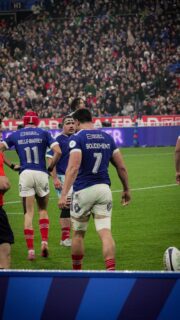 Une passe décisive pour le Bleuet 🏉
Le 8 novembre dernier, lors du très attendu match France-Afrique du Sud, le Bleuet de France était à l’honneur ! Sur les maillots, sur les écrans géants, sur la pelouse : partout fleurissait le Bleuet 🏟️🔵
A l’approche du 11 mars, journée nationale d’hommage aux victimes du terrorisme, ce geste résonne encore.
@fhollande, président de la République au moment des attaques du 13 novembre 2015, @marinaferrari_savoie, ministre des Sports, et @floriangrill, président de la Fédération Française de Rugby, témoignent de l’indispensable solidarité envers les blessés et l’importance du bleuet de France pour l’incarner ⬆️