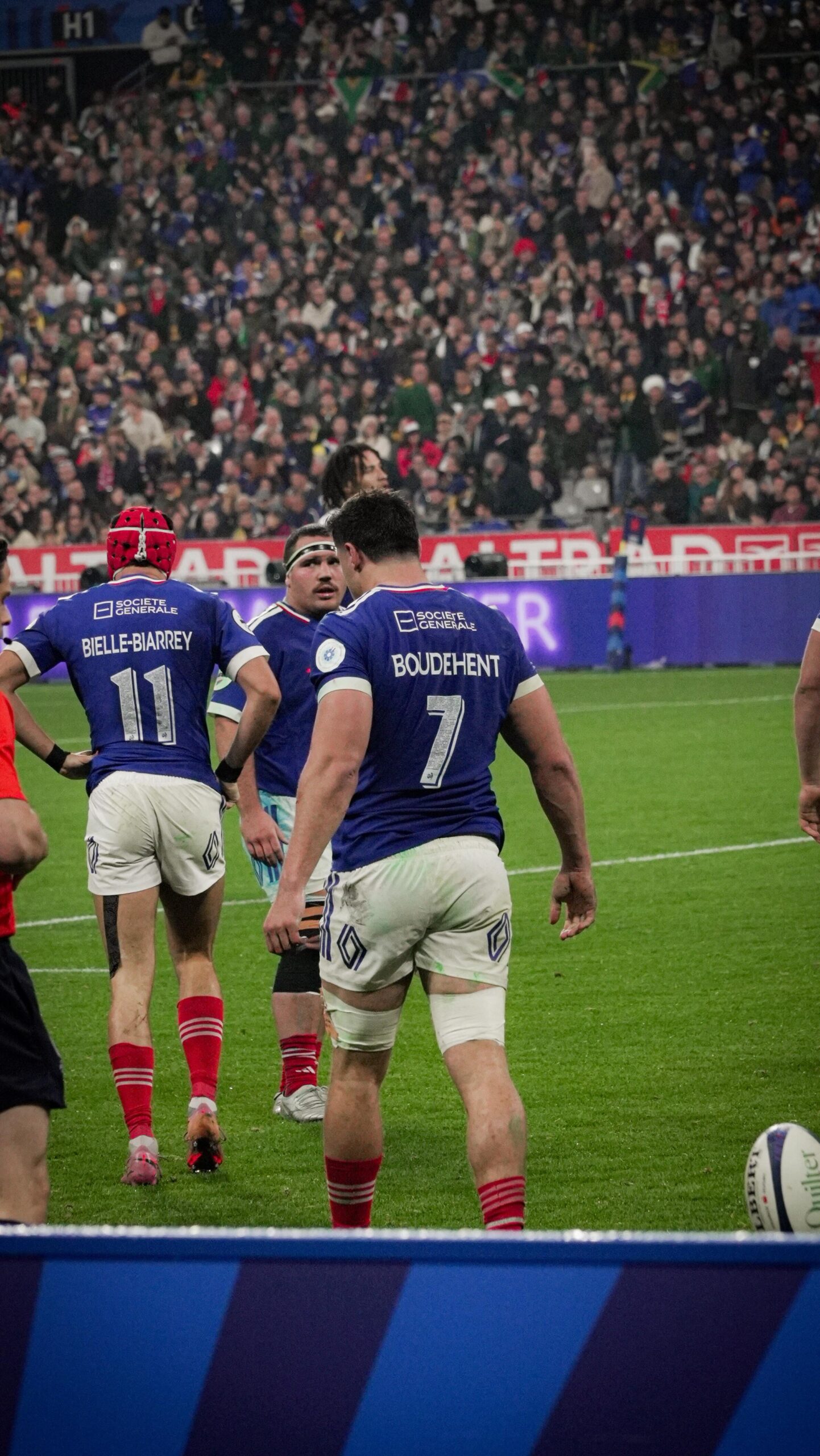 Une passe décisive pour le Bleuet 🏉

Le 8 novembre dernier, lors du très attendu match France-Afrique du Sud, le Bleuet de France était à l’honneur ! Sur les maillots, sur les écrans géants, sur la pelouse : partout fleurissait le Bleuet 🏟️🔵

A l’approche du 11 mars, journée nationale d’hommage aux victimes du terrorisme, ce geste résonne encore.

@fhollande, président de la République au moment des attaques du 13 novembre 2015, @marinaferrari_savoie, ministre des Sports, et @floriangrill, président de la Fédération Française de Rugby, témoignent de l’indispensable solidarité envers les blessés et l’importance du bleuet de France pour l’incarner ⬆️