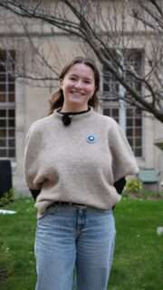 🔗 INTERVIEW COMPLÈTE SUR NOTRE CHAÎNE YOUTUBE
 
Passer du temps en famille en Espagne, retrouver ce petit coin de paradis qu’ils aimaient tant : voilà ce que Zoé, âgée de 11 ans à l’époque, et sa famille étaient venus chercher pendant ces vacances d’été.
 
Mais le 17 août 2017, sur la Rambla, au cœur de Barcelone, la promenade familiale prend une autre tournure et se transforme en cauchemar.
Une camionnette fonce dans la foule.
 
En quelques secondes, des cris éclatent, la peur envahit tout, et l’incompréhension fige les corps et les esprits.
« On n’a pas l’impression que c’est réel », raconte Zoé.
Ce jour-là, seule sa tante a été blessée physiquement. Mais tous repartent profondément marqués, avec des séquelles psychologiques. 
 
Commence alors un long chemin de reconstruction, pour apprendre à vivre avec ce traumatisme. 
Séances de psy, redonner confiance au monde extérieur, se réacclimater au bruit des alarmes, réapprendre peu à peu à se sentir en sécurité au milieu des autres.
 
En 2019, Zoé et sa sœur jumelle, Alix, deviennent pupilles de la Nation. Un statut qui leur permet d’être accompagnées et soutenues après avoir vécu l’impensable. 
 
À travers le Bleuet de France, Zoé a trouvé une présence rassurante et essentielle.

Une victoire récente ? Sa venue lors de la commémoration du 11 novembre dernier, malgré la foule, malgré le bruit, malgré l’appréhension.
Zoé retient surtout de cette journée les échanges qu’elle a pu avoir avec d’autres personnes ayant, elles aussi, vécu un traumatisme. Des rencontres précieuses, qui permettent de se sentir moins seule et d’avancer.

À l’approche du 11 mars, nous nous unissons pour rendre hommage à toutes les victimes françaises d’attentats terroristes, et pour soutenir celles et ceux qui, comme Zoé et sa famille, retrouvent espoir en l’avenir.

💙 Chaque année, le Bleuet de France accompagne des milliers de victimes du terrorisme, de pupilles de la Nation, de militaires blessés et de familles endeuillées. Grâce à votre générosité, cet élan de solidarité continue de vivre. Lien en bio