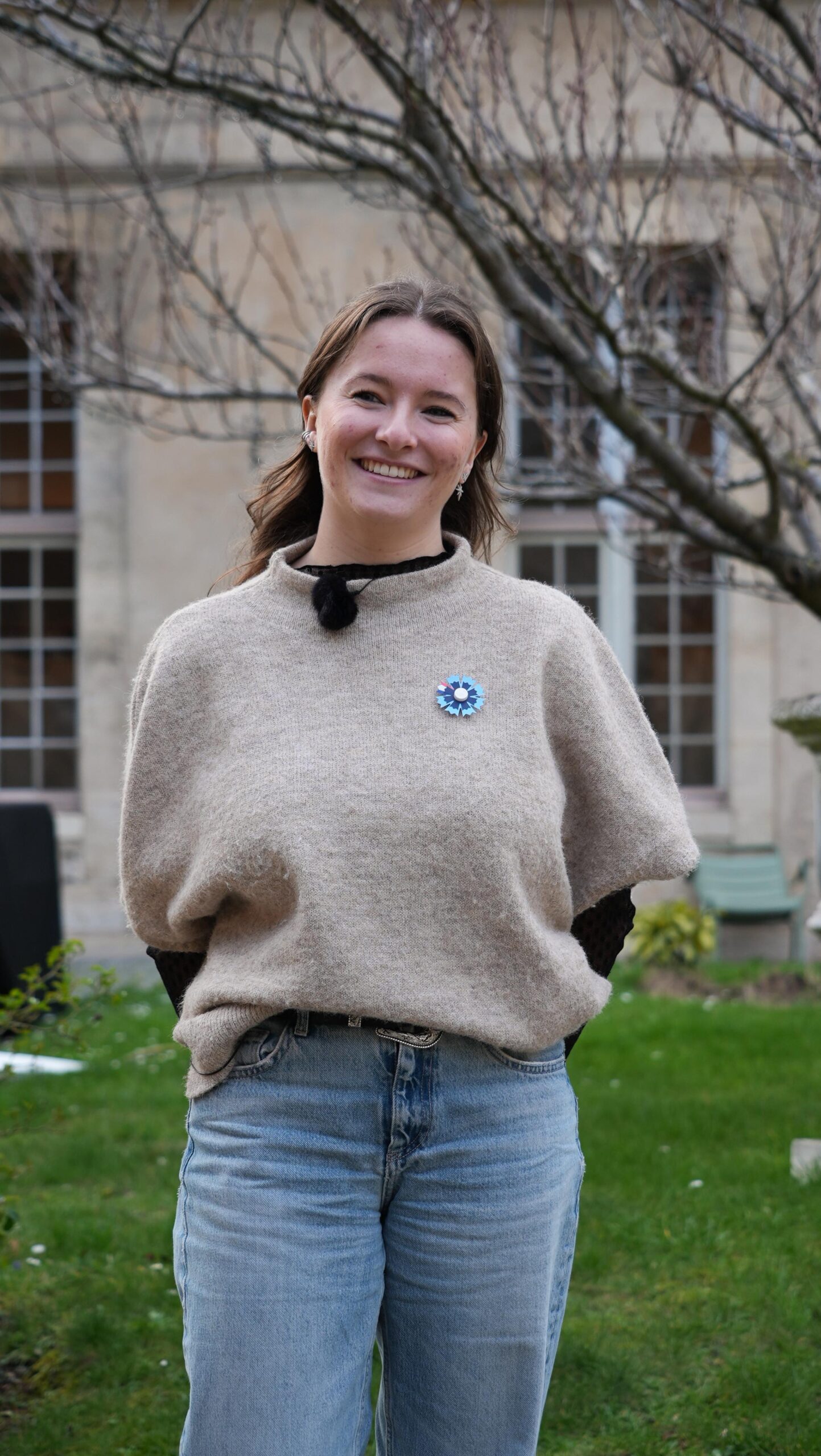 🔗 INTERVIEW COMPLÈTE SUR NOTRE CHAÎNE YOUTUBE
 
Passer du temps en famille en Espagne, retrouver ce petit coin de paradis qu’ils aimaient tant : voilà ce que Zoé, âgée de 11 ans à l’époque, et sa famille étaient venus chercher pendant ces vacances d’été.
 
Mais le 17 août 2017, sur la Rambla, au cœur de Barcelone, la promenade familiale prend une autre tournure et se transforme en cauchemar.
Une camionnette fonce dans la foule.
 
En quelques secondes, des cris éclatent, la peur envahit tout, et l’incompréhension fige les corps et les esprits.
« On n’a pas l’impression que c’est réel », raconte Zoé.
Ce jour-là, seule sa tante a été blessée physiquement. Mais tous repartent profondément marqués, avec des séquelles psychologiques. 
 
Commence alors un long chemin de reconstruction, pour apprendre à vivre avec ce traumatisme. 
Séances de psy, redonner confiance au monde extérieur, se réacclimater au bruit des alarmes, réapprendre peu à peu à se sentir en sécurité au milieu des autres.
 
En 2019, Zoé et sa sœur jumelle, Alix, deviennent pupilles de la Nation. Un statut qui leur permet d’être accompagnées et soutenues après avoir vécu l’impensable. 
 
À travers le Bleuet de France, Zoé a trouvé une présence rassurante et essentielle.

Une victoire récente ? Sa venue lors de la commémoration du 11 novembre dernier, malgré la foule, malgré le bruit, malgré l’appréhension.
Zoé retient surtout de cette journée les échanges qu’elle a pu avoir avec d’autres personnes ayant, elles aussi, vécu un traumatisme. Des rencontres précieuses, qui permettent de se sentir moins seule et d’avancer.

À l’approche du 11 mars, nous nous unissons pour rendre hommage à toutes les victimes françaises d’attentats terroristes, et pour soutenir celles et ceux qui, comme Zoé et sa famille, retrouvent espoir en l’avenir.

💙 Chaque année, le Bleuet de France accompagne des milliers de victimes du terrorisme, de pupilles de la Nation, de militaires blessés et de familles endeuillées. Grâce à votre générosité, cet élan de solidarité continue de vivre. Lien en bio