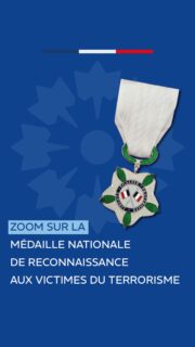 Connaissez-vous cette médaille ? 🔍

Créée à la suite des attentats de 2015 qui ont frappé la République et les valeurs qu’elle incarne, la Médaille nationale de reconnaissance aux victimes du terrorisme rend hommage à toutes celles et ceux qui ont été tués ou blessés lors d’évènements terroristes 🙏

On la distingue par une fleur à cinq pétales marqués de raies blanches, intercalée de feuilles d’olivier, suspendue à un ruban blanc. Sur son avers figure la statue de la République, érigée sur la place homonyme à Paris, accompagnée de l’inscription « République française ». Au revers, deux drapeaux français croisés sont entourés de la devise « Liberté, Égalité, Fraternité ».

Caroline et Julien, rescapés de l’attentat du Caire vous en disent plus ⬆️