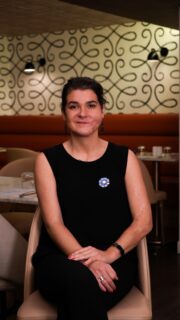 « La fleur du Bleuet, ce qu’elle représente, ce qu’elle recouvre, c’est une chance. »

Le 13 novembre 2015, Gaëlle était au Bataclan, parmi les 1 500 spectateurs venus assister au concert des Eagles of Death Metal.

Ce soir-là, son compagnon n’est pas revenu. Gaëlle, elle, a survécu. Marquée à jamais, psychologiquement comme physiquement, touchée par une balle de kalashnikov au visage et au bras.

Comment passer à autre chose après l’effroyable ? Dans ce témoignage, elle revient sur cette soirée, sur le long chemin de l’après, et sur l’accompagnement qu’elle a trouvé auprès du Bleuet de France.

Hier, la Nation rendait hommage à toutes les victimes du terrorisme. Aujourd’hui, et chaque jour de l’année, nous devons continuer à les entourer de notre soutien. Car les blessures laissées par le terrorisme ne disparaissent pas avec le temps.

Pour que l’espoir continue, chaque geste compte ➡️ lien en bio