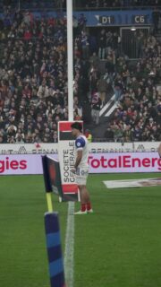 Alors que le Tournoi des 6 Nations touche à sa fin, le rugby nous rappelle aussi ce qui le dépasse 🔵
Le 8 novembre dernier, lors du match qui opposait la France à l’Afrique du Sud, le XV de France portait le Bleuet de France sur son maillot. Cette rencontre s’inscrivait dans une année particulière, celle du centenaire du Bleuet de France, et dans un moment de mémoire fort puisque, quelques jours plus tard, le 13 novembre, la Nation commémorait les 10 ans des attentats du Bataclan.
Ce soir-là, @floriangrill président de @francerugby nous rappelait combien le rugby partage des valeurs profondes avec le Bleuet et les armées : l’esprit collectif, le soutien à ceux qui ont été blessés, et surtout le devoir de mémoire ⬆️
#BleuetdeFrance #rugby #SixNations