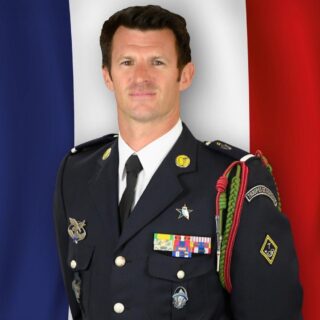 Dans la nuit, près d’Erbil en Irak, l’adjudant-chef Arnaud Frion, engagé au 7ᵉ bataillon de chasseurs alpins, est tombé sous la frappe de drone visant la base de Mala Qala. Déployé dans le cadre de l’opération Chammal, il faisait partie des soldats français engagés dans la lutte contre les groupes armés terroristes. Fort de dix-sept années de service, il avait reçu en 2022 la médaille militaire, surnommée la « légion d’honneur du sous-officier », venant saluer des « services militaires exceptionnels ».
 
Dans la disparition d’un soldat, quelque chose impose le silence avant les mots, tant elle dit à la fois la rudesse de l’engagement, la fidélité à la mission, et cette part de soi que certains consentent à donner jusqu’au bout pour la Nation. Arnaud Frion appartenait à ceux-là : à ces militaires pour qui servir n’est ni une posture, ni un symbole, mais une manière d’habiter pleinement leur devoir, avec exigence, avec courage, dans une grande fraternité d’armes.
 
Le Bleuet de France rend hommage à l’adjudant-chef Arnaud Frion, mort pour la France, et adresse à sa famille, à ses proches, à ses frères d’armes du 7ᵉ bataillon de chasseurs alpins, l’expression de son profond recueillement. 

Cette même nuit, lors de l’attaque, cinq camarades d’Arnaud Frion ont été blessés. Le Bleuet de France se tient à leurs côtés, ainsi qu’à ceux de leurs familles et de leurs proches.