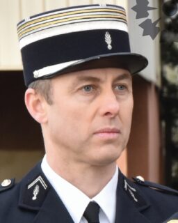 «&nbsp;Que feriez-vous pour sauver une vie ?&nbsp;»

Le 23 mars 2018, face à l’horreur, Arnaud Beltrame a répondu à cette question par un acte de courage qui dépasse l’entendement. Lors de la prise d’otage au Super U de Trèbes, il choisit, au terme de négociations avec le terroriste, de prendre la place de la dernière otage retenue. Il fait alors le choix ultime : celui de sacrifier sa vie pour en sauver une autre.

Grièvement blessé lors de cette intervention, le colonel succombe à ses blessures le 24 mars 2018, laissant derrière lui le souvenir d’un courage et d’un héroïsme immenses, qui marqueront à jamais des générations et des générations après lui…

Aujourd’hui encore, son nom résonne dans nos cœurs, mais aussi dans la pierre. Partout en France, des rues, des places, des établissements et des lieux de vie portent désormais son nom, témoignant d’une mémoire vivante et partagée. C’est toute une Nation qui se souvient, avec respect, avec reconnaissance.

🕊️ Diplômé de l’École militaire interarmes, major de promotion, et officier d’élite, il était un exemple de dévouement et d’excellence. Aujourd’hui, nous nous souvenons de lui, non seulement comme un gendarme, mais comme un symbole de la solidarité et d’héroïsme.

Chaque jour, des soldats de tous corps au service de la France risquent leur vie. C’est en observant des gestes comme celui-ci que nous mesurons l’importance de notre mission : aider ceux qui restent. Blessés des armées, victimes du terrorisme, pupilles de la Nation, veuves de guerre et familles endeuillées, nous sommes là pour vous apporter le supplément d’âme dont vous avez besoin pour entamer votre chemin de reconstruction.

Vivant uniquement de dons, le Bleuet de France a besoin de vous pour poursuivre ses missions 👉 lien en bio