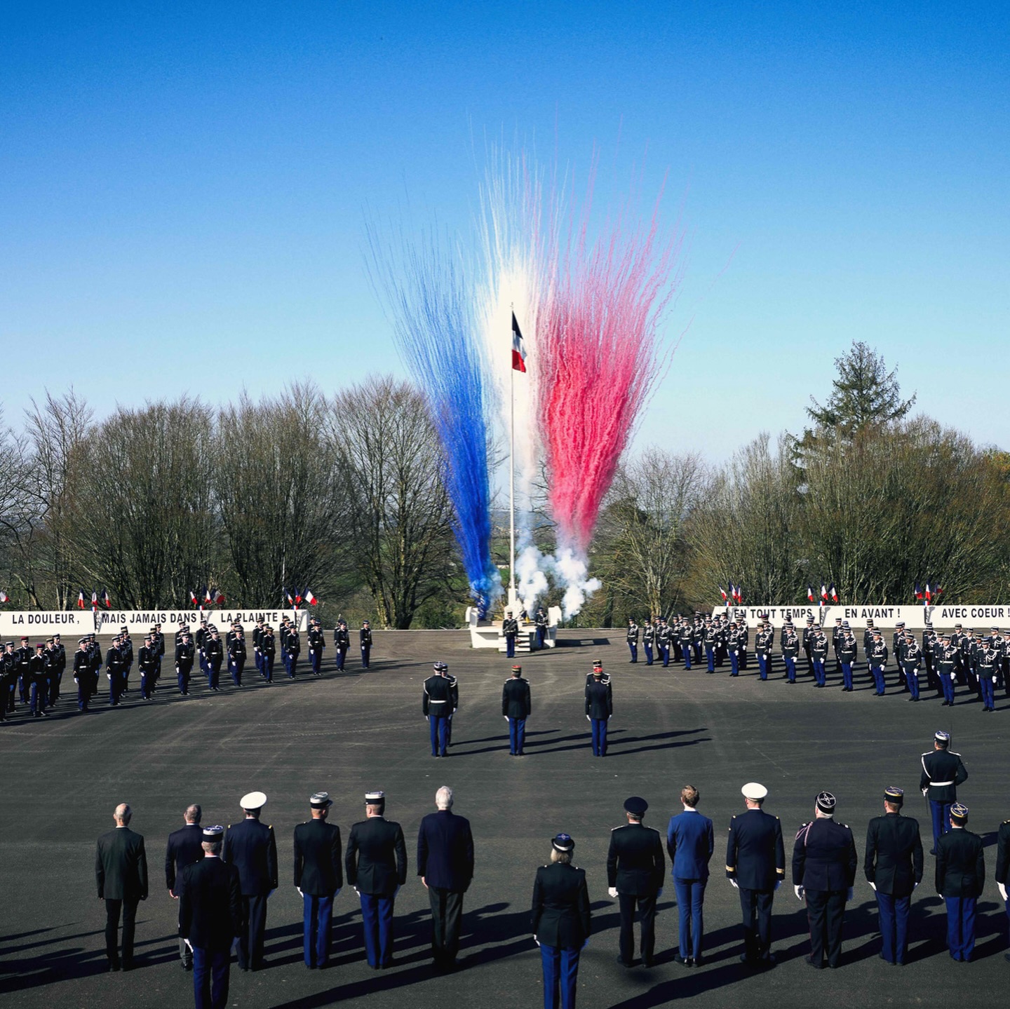 🔵 Forger pour durer 🔵
Le 11 novembre dernier, sur le parvis de la mairie de Lesneven, en cette date profondément ancrée dans notre mémoire nationale, la compagnie d’élèves gendarmes de l’école de Châteaulin a été présentée au drapeau. En présence des autorités civiles et militaires, de la famille du major Salou, gendarme décédé en Nouvelle-Calédonie, une plaque a été inaugurée sur le monument aux morts de la commune. Dans le même élan, la place du Bleuet de France a été officiellement baptisée, consacrant un espace où un Bleuet monumental veille désormais, symbole visible et durable de notre engagement collectif.
Dans la continuité de cette cérémonie, la 138e promotion d’élèves gendarmes a choisi de s’appeler « 100 ans du Bleuet de France ». En choisissant ce nom, ils inscrivent leur engagement dans une histoire de fraternité, de résilience et d’attention portée aux blessés, aux familles endeuillées, aux anciens combattants. Fidèles à la tradition, les élèves ont conçu un insigne sobre et symbolique : à gauche, une demie grenade de la gendarmerie, à droite, un demi Bleuet, tous deux réunis par le sabre de la gendarmerie pour ne former qu’un. À la base, l’hermine rappelle l’ancrage breton de l’école.
Lors de la cérémonie de fin de formation, marquée par la remise des galons, les 127 jeunes gendarmes ont rendu hommage à leur parrain en interprétant l’hymne du Bleuet de France : « On sera là ». Un moment suspendu, porté par la présence d’Yvard, ancien gendarme et interprète du chant lors du 14 juillet place de la Concorde, ainsi que par le message adressé à la promotion par Jean-Jacques Goldman. Dans ce chant repris à l’unisson, il n’était plus seulement question de mémoire, mais de continuité, de promesse tenue et d’engagement partagé.
À l’issue de cette cérémonie, un chèque a été remis à Monsieur Lucien Flamant, administrateur du Bleuet de France, ainsi qu’à Monsieur Sylvain Leberre, directeur de l’@onacvg du Finistère. Un geste qui traduit la volonté des élèves de prolonger leur engagement dans la durée, bien au-delà du cadre de leur formation.