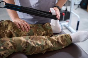 Rééducation physique d'un patient militaire