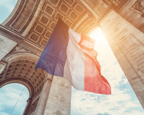Arc de Triomphe avec un drapeau français au vent