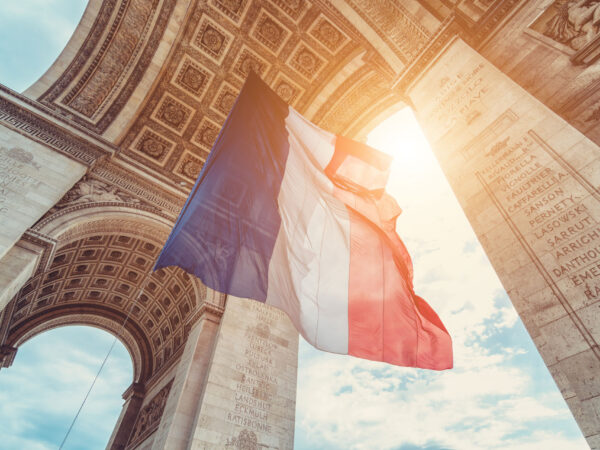 Arc de Triomphe avec un drapeau français au vent