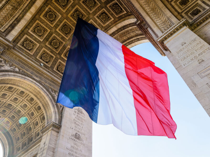 Arc de Triomphe avec un drapeau français au vent