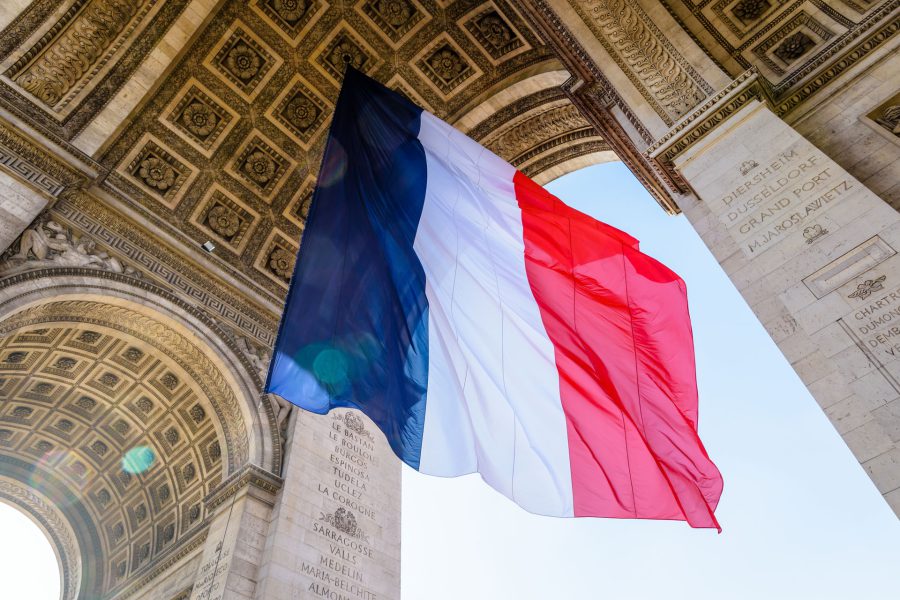 Arc de Triomphe avec un drapeau français au vent