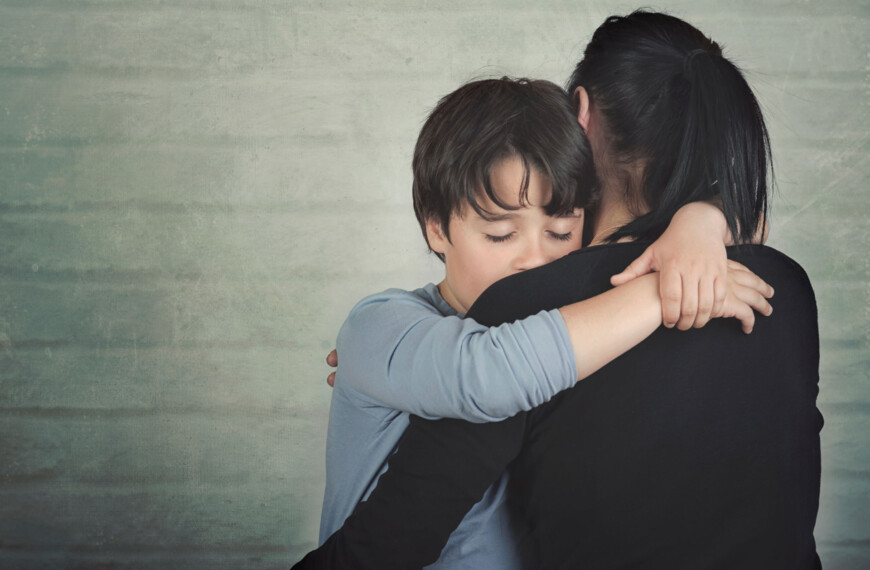 Un enfant enlace sa mère