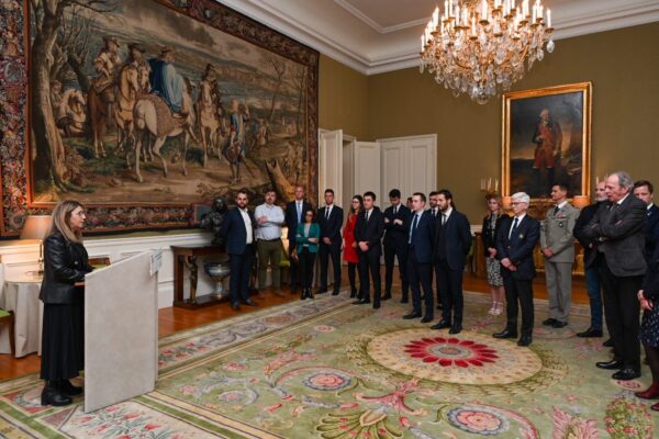 Les jeunes de l'IHEDN remettent un cheque au Bleuet de France (1)