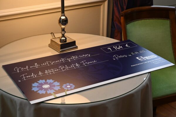 Les jeunes de l'IHEDN remettent un cheque au Bleuet de France (2)