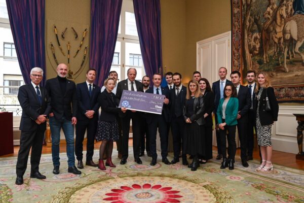 Les jeunes de l’IHEDN remettent un chèque au Bleuet de France