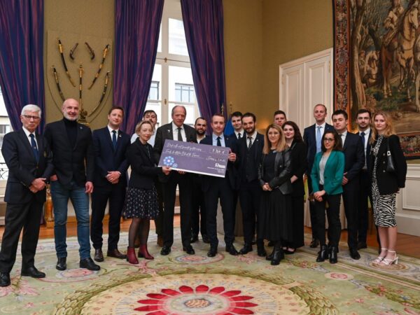 Les jeunes de l’IHEDN remettent un chèque au Bleuet de France