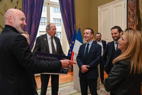 Les jeunes de l'IHEDN remettent un cheque au Bleuet de France (4)