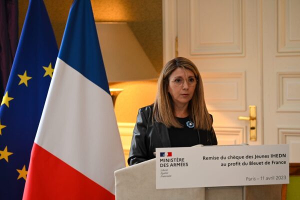 Les jeunes de l'IHEDN remettent un cheque au Bleuet de France (5)