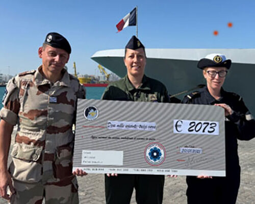 Les Forces Françaises aux Émirats et les écoles d'Abu Dhabi unis pour le Bleuet de France