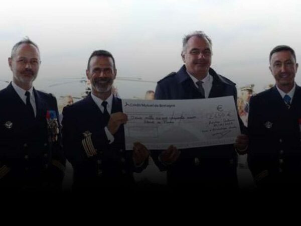 Les « Marins du Ciel » offrent 2 650 € au Bleuet de France