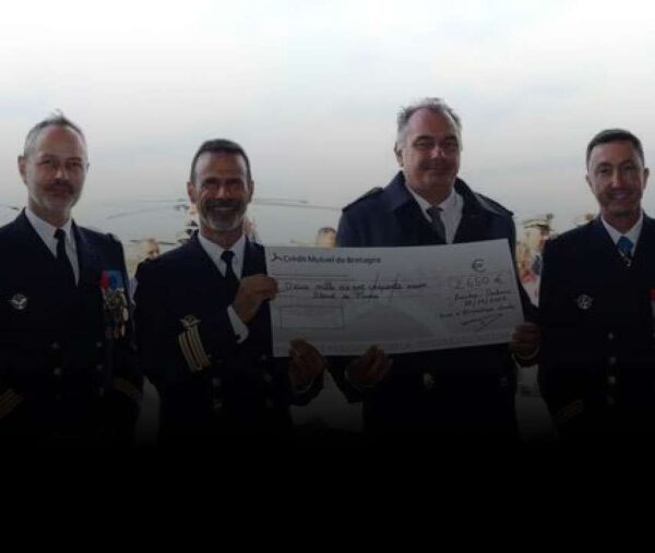 Les « Marins du Ciel » offrent 2 650 € au Bleuet de France