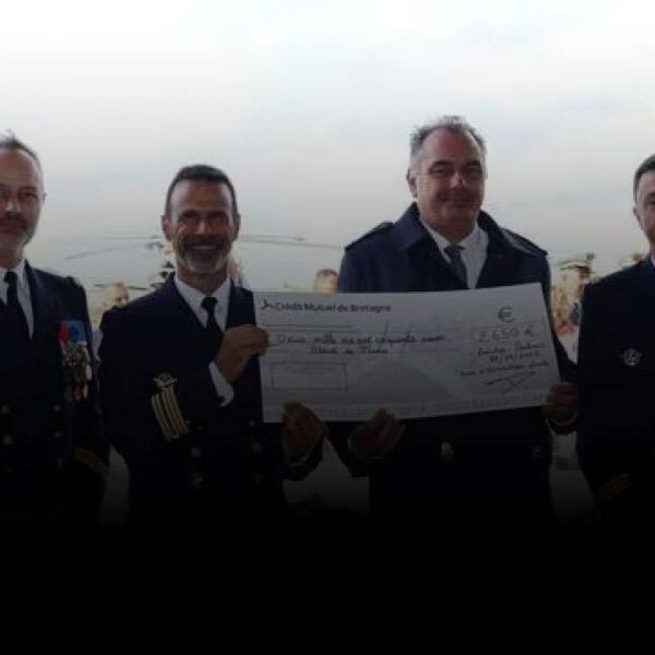 Les « Marins du Ciel » offrent 2 650 € au Bleuet de France