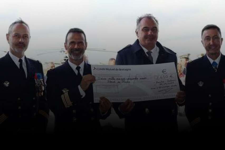 Les « Marins du Ciel » offrent 2 650 € au Bleuet de France
