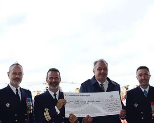 Les « Marins du Ciel » offrent 2 650 € au Bleuet de France
