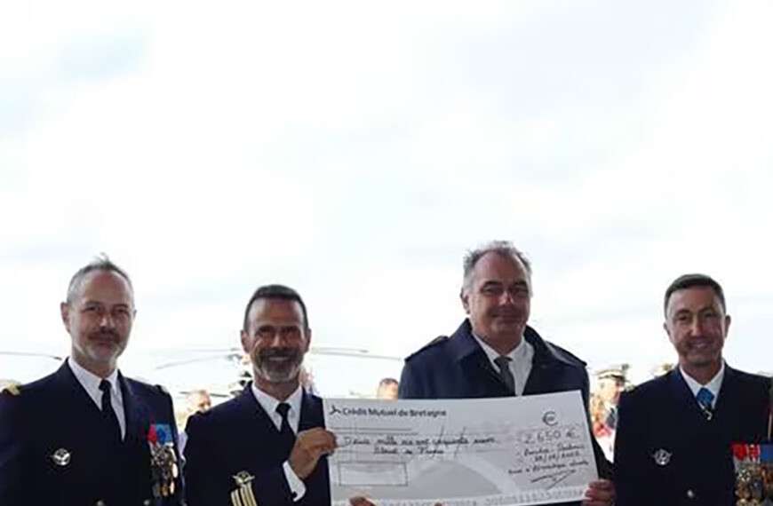 Les « Marins du Ciel » offrent 2 650 € au Bleuet de France