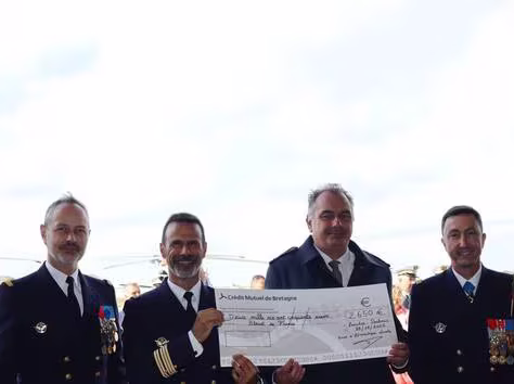 Les « Marins du Ciel » offrent 2 650 € au Bleuet de France