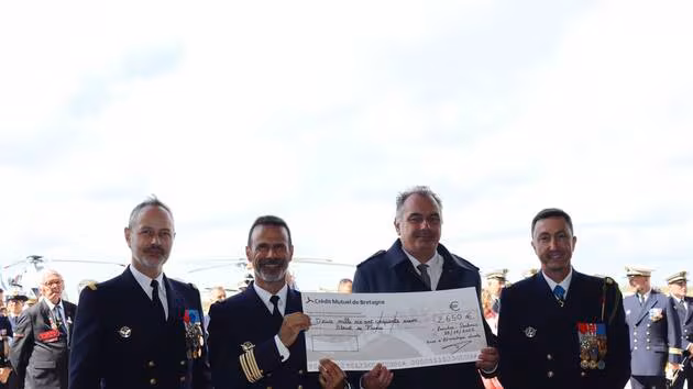 Les « Marins du Ciel » offrent 2 650 € au Bleuet de France