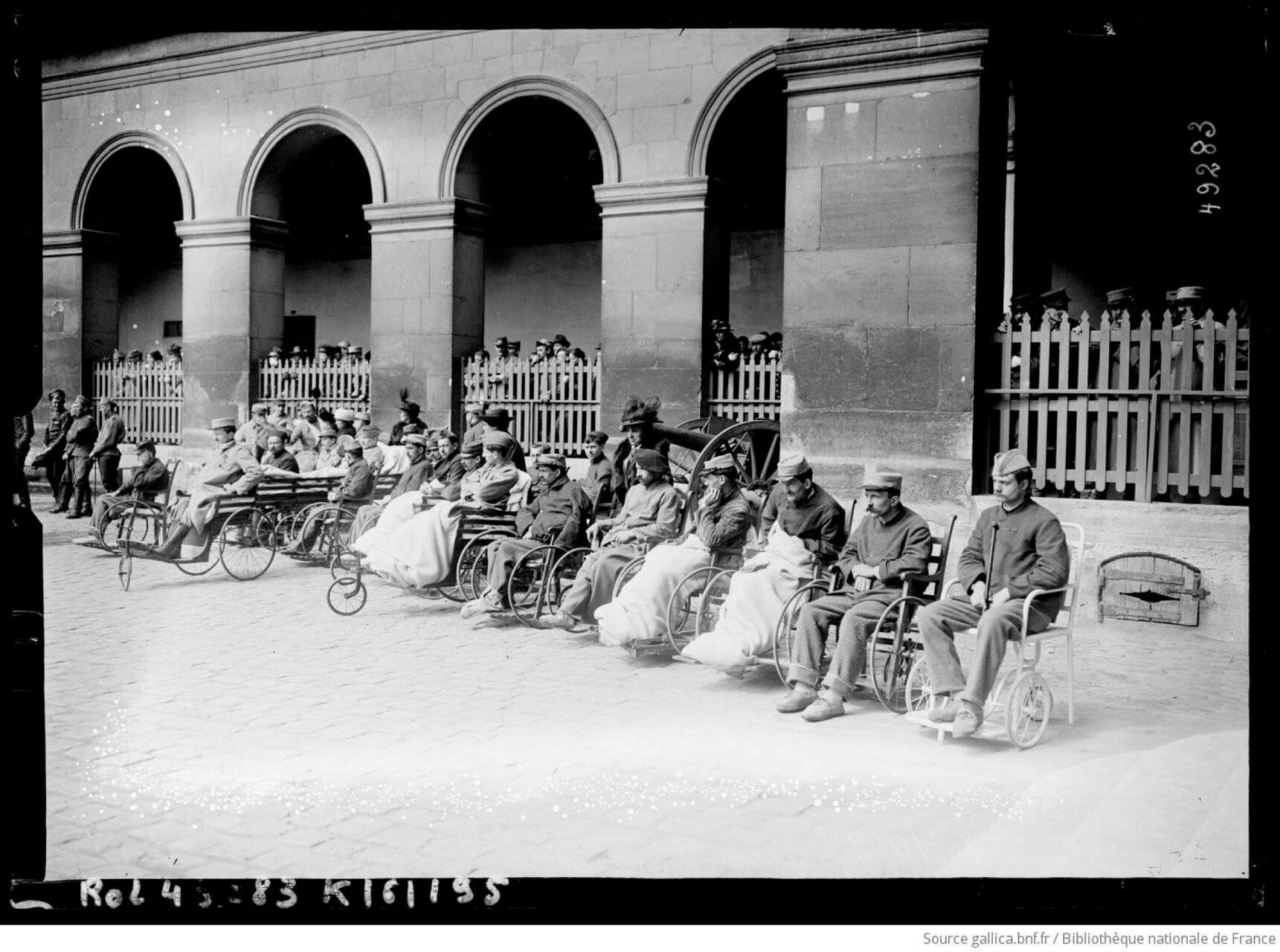 Aux Invalides [soldats en fauteuils roulants] - [photographie de presse] - [Agence Rol]-©DR-006